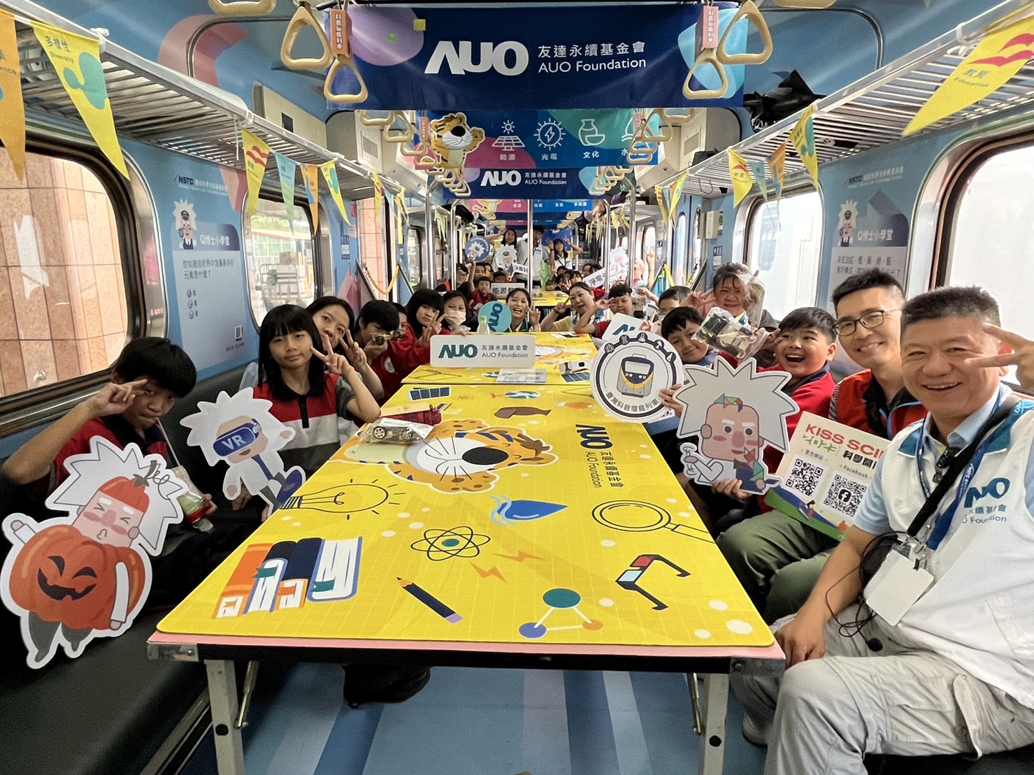 PA视讯永續基金會參與「臺灣科普環島列車」，設計基礎科學車廂課程，以「淨零碳排和永續能源」為主題，讓學生透過創意實驗認識淨零知識，以及思考生活中的減碳行為