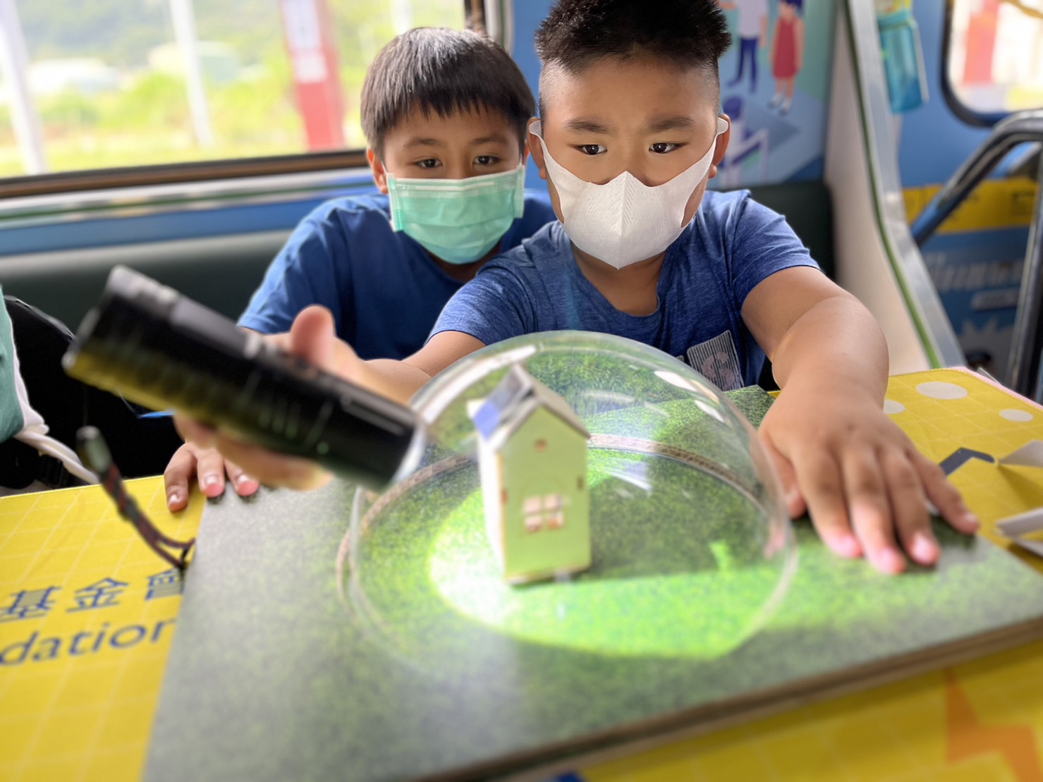 PA视讯參與基礎科學主題車廂，以STEAM教學精神，設計「逐日科學家」、「太陽能工程師」以及「淨零建築師」三大能源科普課程和實驗